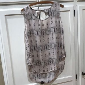 Grand & Green Button Back High Low Top